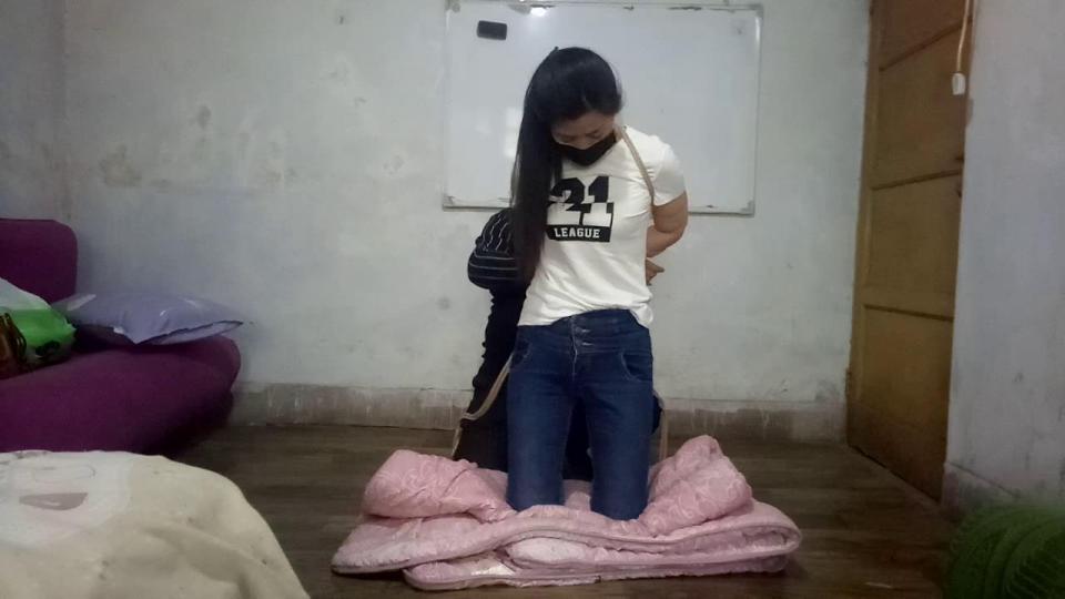 良家妇女之美女被俘记 继续良心推出 良家妇女系列  参加拍摄的良家妇女 第一次体验被俘 强制抬头 值得收藏 话不多说看视频