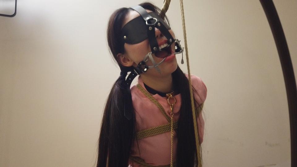 【心悦艺束】雅雅白丝护士片足缚鞭打 雅雅的白丝护士装，片足缚的鞭打调教。后高手加上片足缚，再戴上开口器。<br>嗯，最近总感觉这个心情不是很美丽，果然还是应该在雅雅身上找补回来一些愉快的事情。<br>定拍，模特应聘，请加Q2386945992。最低500元即可订拍。另外视频中的衣物道具有需要的也可联系我。<br><br>