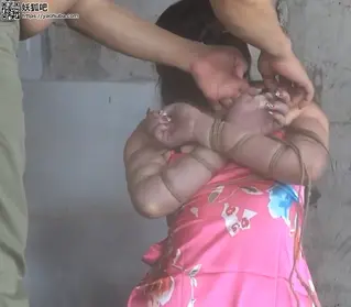 嫣儿旗袍黑丝紧缚 嫣儿旗袍黑丝紧缚<br>嫣儿的一部短片，嫣儿很敬业，捆绑的很紧。希望大家喜欢