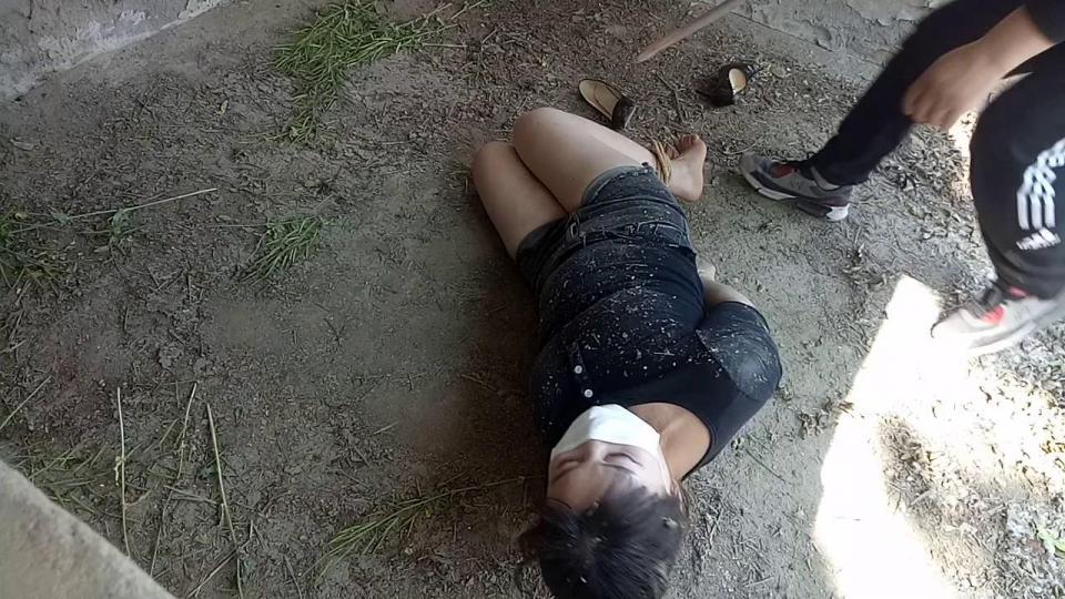 良家妇女之野外猪圈捆猪 ，精彩绝伦  不容错过 隆重劲爆首推全网野外猪圈捆猪，这次是上集下集更精彩 附下集图，首次体验野外猪圈驷马攒蹄，后面对面来人可以看到猪被捆的样子吓得不轻 精彩视频 不容错过 ，暂时只接定拍不接约拍。招收良家妇女价钱超级合适 可以加QQ详聊<br>第一张是下集照片<br>