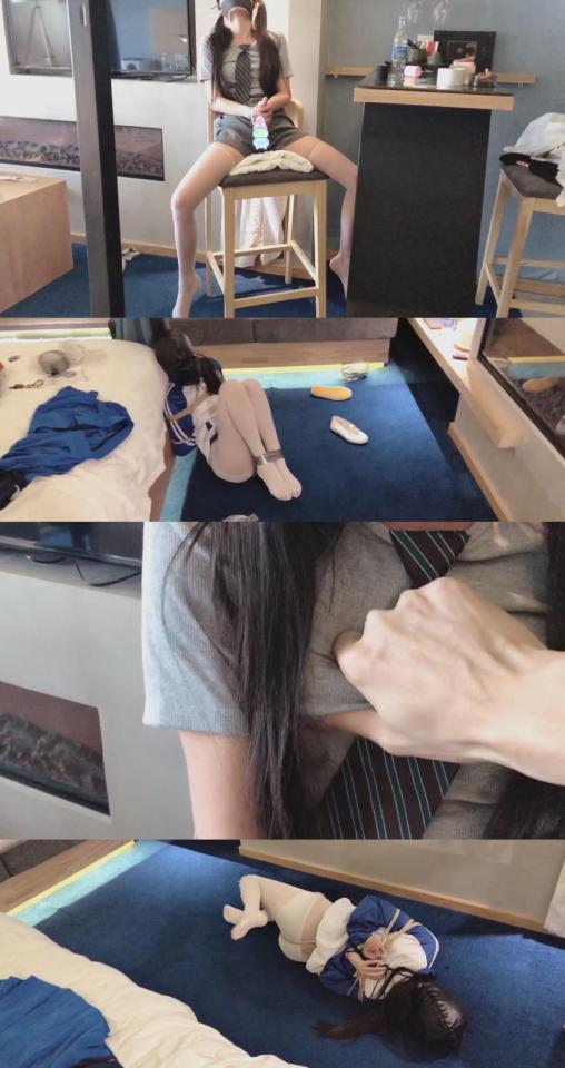 【第二次补链】回归后开启新系列【极致系列-头套女】大学生、校服、失禁、羞耻、绝闷、双层头套、极致放置、极致挣扎、对胸、屁股、脚进行暴击 第二次补链、已补链（压缩包都能失效、服了）<br>（尝试用小说形式描写剧情）<br>（剧情延伸）第一次见到小雪，还是在大学校门口接孩子放假回家的那一次，小雪刚刚上大学，是那种见人就礼貌点头的乖乖女，学习成绩优异，为人温和听话，长得也纯纯的，皮肤光滑白皙，第一次见到她就陷入了对她深深无法自拔的幻想中……<br>累了一天的我走进二楼最边上大女儿房间，大女儿在海外读研究生常年不在家，空出来的房间，还有那满满一橱柜的衣服可不能浪费呀……想着想着就走到了门口推开房门，“嘿呦，没想到个头不大的小雪发育得还挺好，屁股可真翘阿”一边想着一边朝着小雪的屁股摸了一把。看着小雪用胶布紧紧的封住的嘴巴跟眼睛，我从柜子里拿出了大女儿留在家里的校服，还有白色长筒袜给小雪穿上，小雪的美腿很细很好看，穿上袜子之后显得更加诱人光滑了。又顺手从抽屉里拿起一卷胶布把小雪的眼睛嘴巴小手缠的严严实实…<br>    （正片开始）看着她惊醒后瑟瑟发抖的优小身躯，还有口中不自觉发出的呻吟声，心中早已抑制不住冲动。把小雪抱了起来放到椅子上，又把充了一天电的玩具塞进小雪的手里，经过前日的训练，小雪已经知道我要让她做什么了，一边摇着头，一边嘴里呜呜呜的反抗，但是想起反抗带来的将是更严厉的惩罚，还是红着脸把玩具放在了两腿之间最私密的地方…<br>由于前日的训练太过于激烈，小雪弄湿了好几条内裤，没得穿了今天只好直接真空上阵，对于没什么星经验的她来说，应该也是一个不错的体验吧！慢慢小雪的身体开始微微颤抖，呻吟声也不断加快，穿着白丝袜的脚尖也紧紧绷起，拿着玩具的手竟然用力的压着私密部位，怎么有水声？？？卧槽，失禁了？？凑近一看果然湿了一小片，应该是蜜水吧，用手压了压，短裤裆部竟然不断的往外冒水，这么点的小玩意都可以玩失禁？？心中暗喜，这个猎物没选错果然嫩呀！<br>这次的自我安慰训练是十分钟，小雪心里在想“快到时间了吧，我已经不行了…”不对，又来了？小雪的身体开始大幅度的颤抖，又一阵水从短裤涌了出来，这下小雪直接瘫软歪倒在椅背上，休息了几秒命令她从椅子上下来，让她自己用手揪着浸湿的短裤，“嗯，这美妙的时刻我可得好好的欣赏一下…”<br>接下来才是真正的训练时间，未经涉世的小雪哪里知道将会发生什么，扶起瘫软在地一丝不挂的小雪，在外面直接套上了她的校服外套，今天可是要完成第一次见小雪时的幻想。拿了一条未干的内裤给她穿上，又拿了一条小女儿跳舞时穿的白色连裤袜给她穿上，用绳子把两只小手胳膊紧紧的绑了起来，吊的高高的。在两腿之间紧紧的勒了一条股绳！刚才小雪嘴上的胶布还没有撕掉，又拿起一卷白色胶布在外面多缠了几圈，好了再来一条肉色丝袜套在她的头上，这个时候不知道小雪哪来的力气想要挣脱。哼哼，这可没门，双层头套伺候，套上头套拉紧拉链后小雪才彻底没了脾气，似乎知道头套里的空气会越来越稀薄，放弃了挣扎。但是又不会完全真空，拉链处还是会有一丝丝的空气进入。<br>小雪在地上痛苦地扭动着身体，不断的挣扎起身，又来回翻转，嘴里用尽力气呼喊，外面听到的也只是呜呜呜的微弱声音。时间一分一分的过去，小雪的挣扎开始慢慢剧烈起来，似乎在争夺氧气一般四处乱晃。“我不行了…马上就要晕过去了…谁来救救我…我到底在哪里…求求你了……放了我吧……”小雪昏迷前的最后一丝意识也渐渐薄弱，就在这时头套突然被拉开一点点缝隙，外面的空气开始涌入进来，小雪突然感觉到一丝[不可描述]…<br>就在小雪筋疲力尽快要昏睡过去的时候，感觉到腿上被什么东西缠了起来，隐私部位也传来不停的震动。天呐…难道还没结束吗，头套上的一点点缝隙也被关了起来，“不要啊…我真的已经不行了…我才19岁啊…为什么要这样对我…之前我连**都没过…”但是嘴巴里却一个字也说不出来，换来的仅仅是呜呜呜的呻吟声，糟糕…小雪又一阵[不可描述]袭来，呼吸也开始变得剧烈，身体逐渐变得扭曲，这时不知道是什么东西被一只手压在头套外面，天呐这不是鞋子的味道吗？？太变态了吧！…<br>“啊！！！我的脸…我的屁股…我的脚…好疼啊… ！小雪的心里承受能力己经接近极限，再这么下去我真的要不行了”。小雪使尽全力站了起来，蹦着想要找寻什么，“呵呵，这女孩也太天真了，被绑成这样能逃到哪里去？哈哈哈哈哈。” <br>突然小雪的头一歪，感觉被一只有力的大手抓住，来回地摇晃，小雪看不见也喊不出来只感觉到天旋地转，一下子被扔到了床上。没过两秒钟，啊…！又被拉着脚从床上拽下来半截身子，跪在了地上动弹不得，下面的股绳瞬间紧紧的勒着小雪的私密部位，屁股再次疼痛起来，房间内不停的传来啪啪啪的声响…<br>再次被扔到床上时，小雪的意识也再次接近模糊，要不是下面的玩具不断的在刺激，GC不停的一遍遍袭来，头套总在最后一刻被拉开一丝丝缝隙… 小雪心里想“这个人可能不会要我的命吧，只是想从我这里得到点什么…我就乖乖的按照他说的做…可能最后他会放了我吧…”<br>“不对呀，这次为什么不把头套拉链拉开了？？呜呜呜…快救救我！呜呜呜… ”站在小雪身边的那个男人点起一根烟，慢慢的看着小雪的身体开始剧烈挣扎，又渐渐的停止摆动，就像看着一只落入陷阱的猎物… <br>当小雪身体彻底停止抽动，嘴里不再发出一丝呻吟的时候，这个男人慢慢的拉开了小雪头套上的拉链，抚摸着小雪被皮革紧紧包裹的小脸，缓缓抽了一口烟，嘴角流露出了一丝丝笑容…