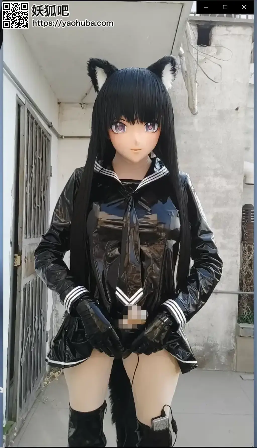 4K喵娘kigurumi 百合 露出 二合一 前半段是8分钟的百合内容后半段是室外阳台露出向录像，前半段是把手机放在头壳上面拍摄的（我躺着另外一位kiger坐在我身上），后半段是在室外的一个阳台上拍摄的，当时室外温度35度同时在接近尾声的时候隔壁有人进入了厨房但没发现我而我却直对着他面对如此刺激的场面我直接露出了巨乳所以说就很刺激，因此呢没过多久我觉完事了。