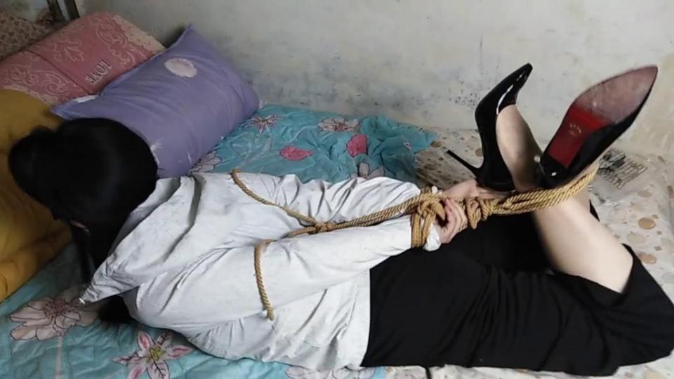 良家妇女之 美女和老公玩游戏 本次视频 接上上次大家比较喜欢的美女驷马 终于完美收官，今天奉献给大家 希望大家喜欢。看图说话，接定拍 价格特惠 详聊加我QQ