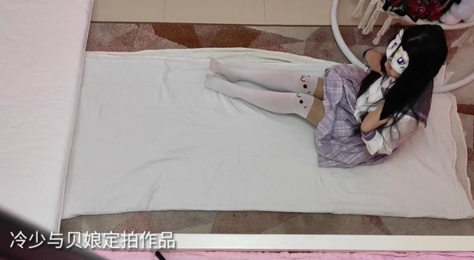 【冷与贝015】jk白丝妹妹冷少驷马爬行放置两小时嘴取钥匙成功 下载后再解压，解压密码leng，解压后改文件后缀为.mp4<br>白丝jk冷少今天被驷马放置了两小时，要求玩爬行play必须夺取钥匙奥。努力的爬着。中间累的不行休息。放置太久把冷少吓坏了。有部分挣扎嘤嘤。此作品为定拍作。如有定拍需求联系QQ:3439356845 由于时间太长文件过大没有在线观看版本，请网盘下载。