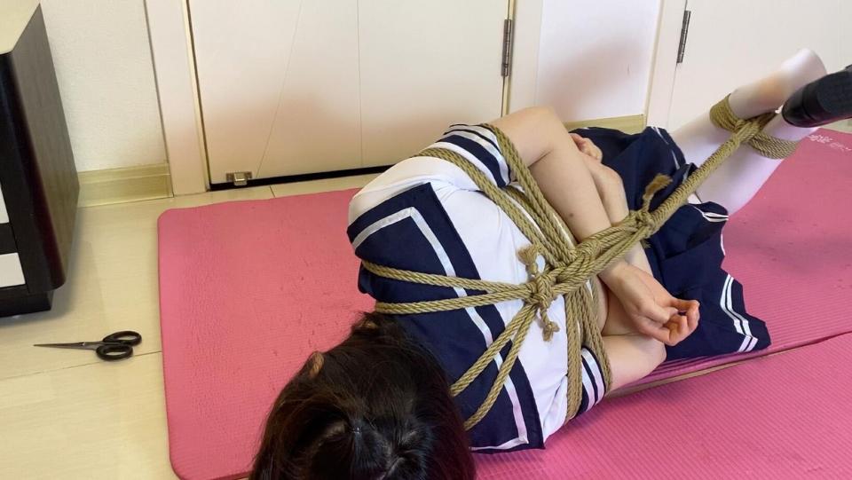 【旋律受虐记26】意外的失禁（白丝JK四马逃脱游戏，TD内入，一镜记录强制GC至失禁全过程） 把旋律捆成四马后 扔地上一个剪刀 看看她能不能自己解开。当然不可能这么就放过她，时不时得让旋律感觉一下内入TD的威力，哈哈哈。<br>这次失禁纯属意外，拍的时候跟本没想到会失禁（也就没给大特写），最后打扫战场的时候才发现地上一滩不明液体，然后才知道失禁了~~还好镜头把喷液体过程记录下来了！<br><br>另有原味丝袜出售，产量不高，预购从速哈~~<br><br>诚招哈市绳模，咨询、定拍QQ：3516138223 微信：xl-i-xf（（只接受健康定拍，不约拍！不约拍！不约拍！）<br><br>注意：百度盘为了防止被和谐所以压缩成RAR的。观众请下载后解压。<br>本人更多精彩视频地址：https://www.smlin8.com/video_list.php?uid=900521