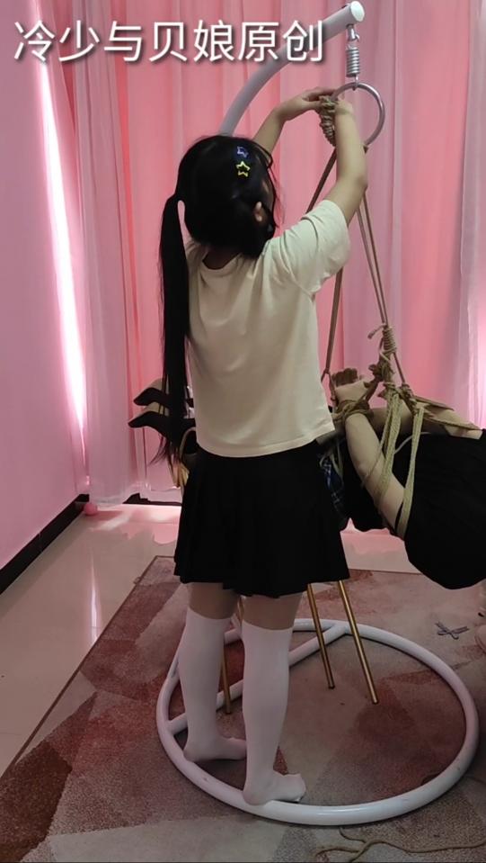 【冷与贝011】双马尾80斤萝莉冷少把140斤伪娘贝贝吊起来 统一解压密码：leng<br>下载后修改后缀为.mp4<br>双马尾可爱冷少妹子把140斤伪娘贝贝吊飞天。第一次吊人。记录全部过程。有定拍需求联系QQ:3439356845