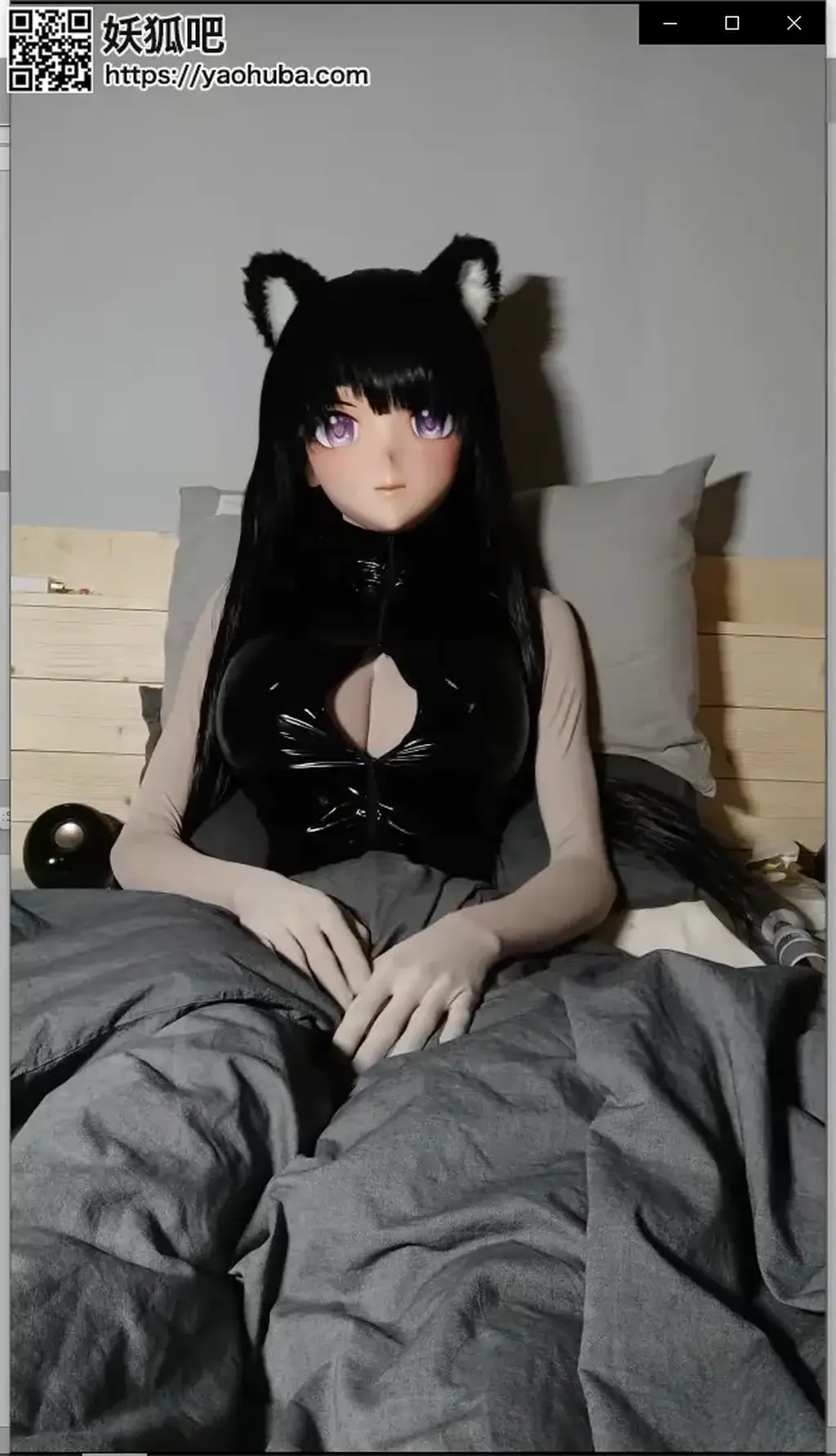 猫娘Kigurumi的睡前Play 上 这期视频是几天前半夜拍的，因为最近的精力不在这方面就导致不知道该玩些什么好了，所以说就想着随便玩玩好了。不过呢我最近倒是有那种入硅胶衣的想法，只是说我记想要丰满的下半身又不想隐藏主自己的DICK所以就有些难办，再就是有想者入一套那种类似于反向死库水的胶衣，只不过还没想好该怎么拼色就是了。