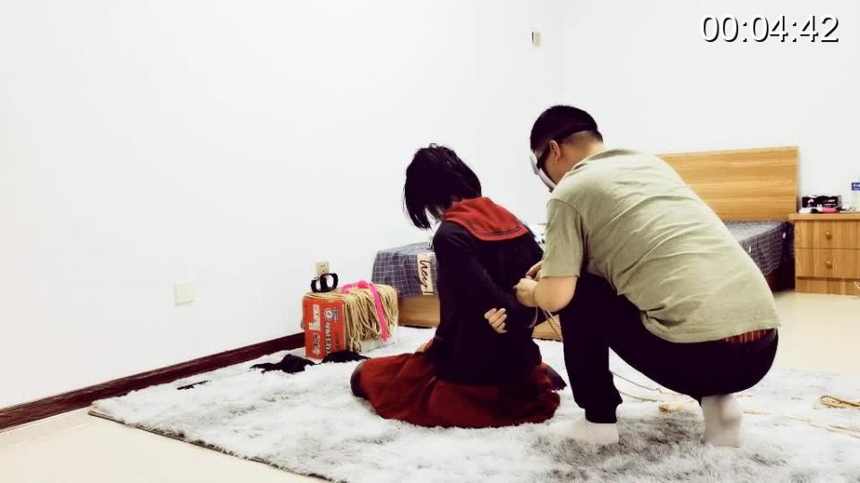 剧情片：伪娘约绳被虐被抢劫 这次是一期剧情向的片子，是我自己想的，不是网友定拍，某一天，小伪娘在家中无视闲的搜手机看，在网上找到了一个绳师，小伪娘没有体验过被绑，想花点钱体验一下，然后就和某某某地方的一名绳师哥哥，联系好，不一会绳师哥哥就到了敲门，绳师哥哥说，有人嘛，我说有，我在里面问，请问是约绳的嘛，绳师哥哥说在外面说是的，我遍打开了门，绳师哥哥一进门说：男的？男的不约绳，我马上把绳师哥哥拉住，我说：哥哥我就是想体验体验捆绑，我付给您钱，您让我体验一下吧，绳师哥哥站在原地想了想自己的小心思，绳师哥哥说了一句好，然后绳师哥哥和小伪娘都进来屋里，小伪娘指了指自己屋里的道具，小伪娘说：这些道具都可以用，我把钱发您微信里，咱们开始吧，说着双方就坐到了床上开始了捆绑，绳师哥哥绑好小伪娘身体后，给小伪娘带上了眼罩，小伪娘问哥哥要干嘛，哥哥没说话，接着开始绑小伪娘的腿部，然后都绑紧后，绳师哥哥漏出了自己的真面目，绳师哥哥说：你一个男的还喜欢被绑，真是太搞笑了，虽说我对绑男的没什么兴趣，但我对你房子里值钱的东西感兴趣，小伪娘说：你要干什么。。。绳师哥哥说：干什么？绳师哥哥拿了一个口球说，张嘴，我紧闭着嘴不张开，绳师哥哥掐我鼻子，我过了几十秒检查不住，只能张开嘴巴，绳师哥哥把口球给我塞进去后面系好说：你就在你家里被绑一辈子吧，小伪娘疯狂的呜呜叫，但一切都晚了，这时绳师哥哥拿了几个值钱的物品，看了看小伪娘，然后就拿着东西走了。把小伪娘一个人困在家中一辈子，本工作室接受定拍，约拍，约拍最好是京津翼，接受绳艺服装道具赠送的东西，招聘，伪娘，真女孩子