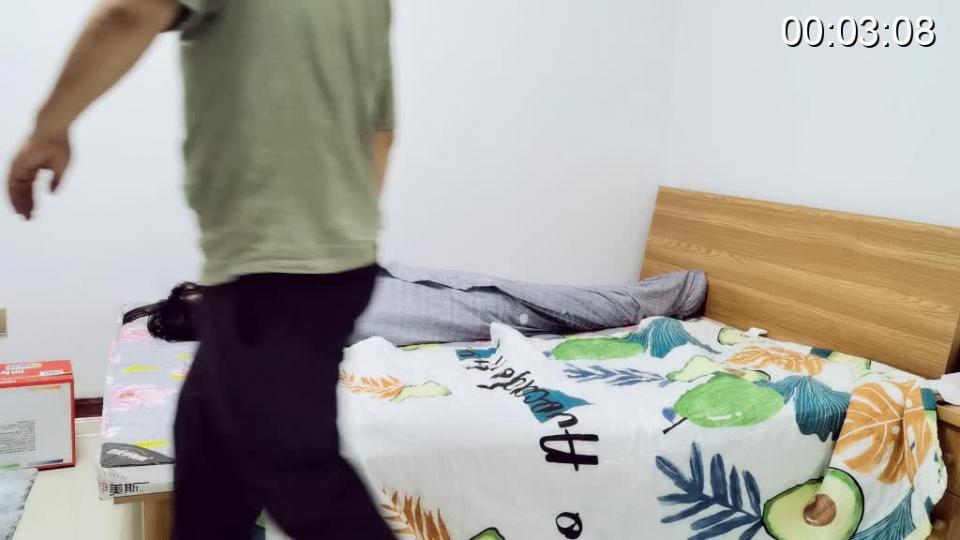 伪娘捆绑全包丝袜套头 （柔粉樱）收到了粉丝的私信，说可以试试被子包裹，床单包裹什么的，我应了粉丝的要求，答应了粉丝，但绳师哥哥怕我挣脱，把我的胳膊和腿绑起来再包裹，这样可以让我达到动弹不得效果，感觉还是很爽的，但最后绳师哥哥又放上了小玩具（震动的）再加上包裹很闷热，我都求饶说放开了。。本工作室接受定拍，约拍，约拍最好是京津翼，接受绳艺服装道具赠送的东西，招聘，伪娘，真女孩子