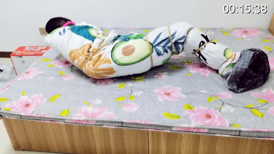 伪娘捆绑全包丝袜套头 （柔粉樱）收到了粉丝的私信，说可以试试被子包裹，床单包裹什么的，我应了粉丝的要求，答应了粉丝，但绳师哥哥怕我挣脱，把我的胳膊和腿绑起来再包裹，这样可以让我达到动弹不得效果，感觉还是很爽的，但最后绳师哥哥又放上了小玩具（震动的）再加上包裹很闷热，我都求饶说放开了。。本工作室接受定拍，约拍，约拍最好是京津翼，接受绳艺服装道具赠送的东西，招聘，伪娘，真女孩子