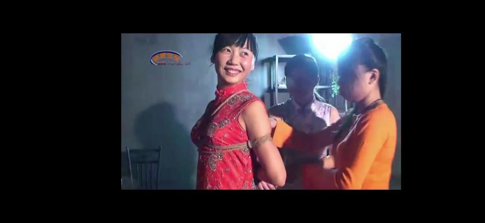 锐度主张 心系绳往 出品：锐度主张<br>片名：心系绳往<br>这个视频主要讲的是好几个旗袍美女被捆绑，多个美女模特出演。穿着各种颜色的旗袍，绑的都是真绑，绳子深深勒入肉里。挺好看的绳艺视频，有需要的速度了。