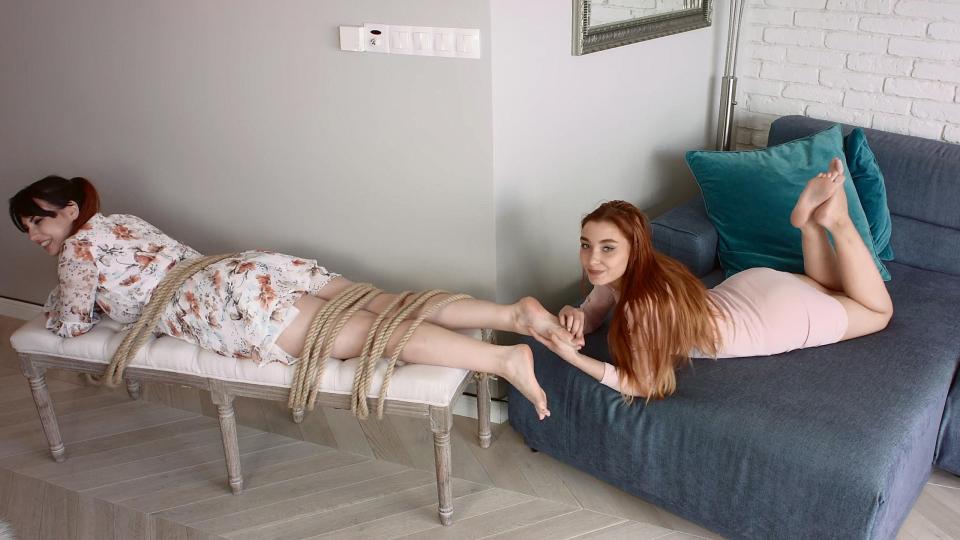 PolishMistressClips - 2 Clips - Helena Tickle Feet Of Weronika - MIX 购买链接：<span style='color:#b0b0b0;'>[隐藏文字，购买后可见]</span>Weronika is on her back on the sofa. She is wearing sexy black spandex leggings. Helena is holding her bare feet and tickle Weronika’s soles.  