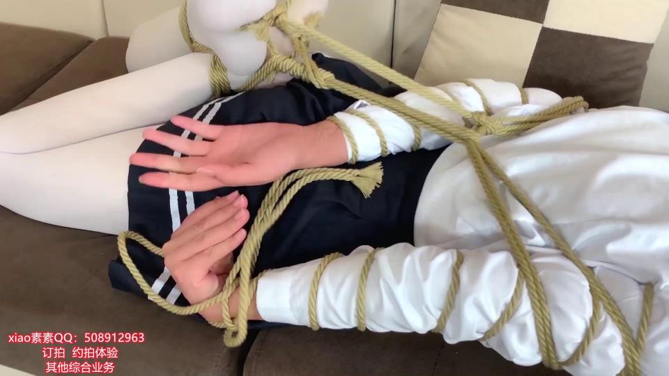 xiao素素：（2020519）xiao素素白丝JK群口罩驷马挣扎，老规矩挣扎不开接受惩罚！ xiao素素QQ：508912963  <br>         xiao素素白丝JK群五花捆绑！双脚交叉驷马，想要绑拉紧真的挺难！<br>老规矩，捆绑好之后要自行解开，如果解不开就要接受惩罚！然后，因为一点心软，再解到一半的时候帮绳结打开了一个<br>xiao素素既然利用这个绳结解开了，因为手被五花拉得太高，瞬间！ 手在放下来的那一刻，直接因为充血红了！<br>             表情真实挣扎，真实的使劲！<br>                                      <br>解压密码：xss123<br>订拍-约拍体验-综合业务    xiao素素QQ：508912963         