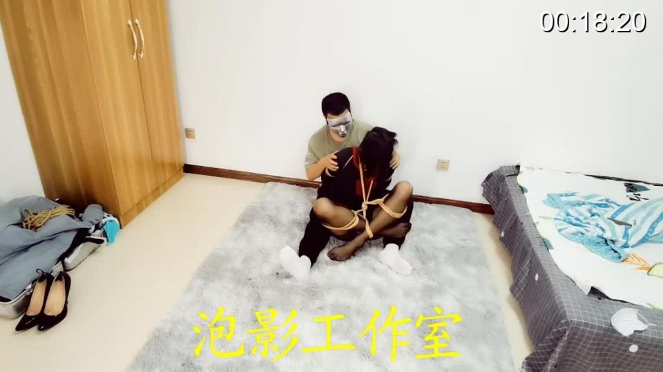 回家被小偷捂晕被捆绑被调教成奴隶   泡影工作室 剧本型：小伪娘人（柔粉樱）下班了回家，开门到家之后发现也没有什么事情发生，但后面有一个手就捂住了粉樱的口鼻，我拿出手想把这捂住我的东西整掉，奈何力气太小，没有能力掰掉捂住我的抹布。。。。结果我就晕了过去。。晕过去之后，就不知道发生什么事情了，当再次醒来的时候，我已经被绑起来了。。然后我喊救命什么的还被堵住了嘴巴。。。还被各种蹂躏和震动。。，被那个小偷强高调教成奴隶=-=<br><br>本工作室接受定拍，约拍，约拍最好是京津翼，接受绳艺服装道具赠送的东西，招聘，伪娘，女模特，