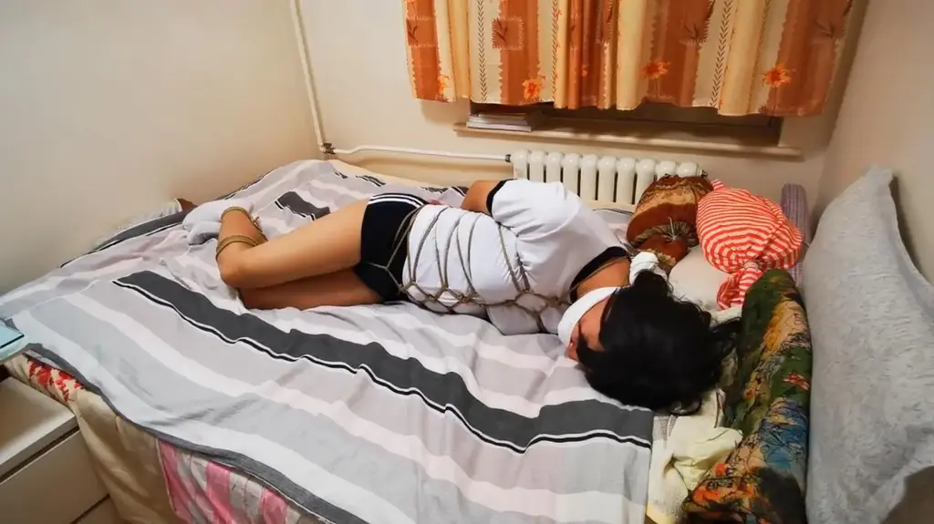 【我独恋绳】伪娘运动衫龟甲自缚挣扎 伪娘第二部完整作品，衣着：日式运动衫，捆绑方法：龟甲缚，堵嘴物：自己穿过的白袜，白丝堵嘴。这次cos日本学生，上完体育课回到家，突然很想玩自缚，发现没有堵嘴的东东，放眼望去只有自己刚穿过上完体育课的白袜，刚刚又上完体育课，可恶的老师今天安排的跑步达标，脚丫出汗袜子都有味道了，只有拿这个堵嘴了！用两只袜子结结实实的把嘴堵上了然后用白丝蒙住，让我好好享受享受自己的体味！然后认认真真绑了龟甲缚。龟甲自缚好之后用事先准备好的自紧绳套，一头连接膝盖处的绳索，一边双手套进去拉紧，这样驷马自缚就完成了。身体由于掌握不好平衡倒在了床上，幻想自己就是一个被绑架的日本女学生，刚[不可描述]育课放学回家的路上就被坏人拐走，被绑架无助挣扎，身上的绳索越挣扎越紧，下面又因为挣扎一直在和床单摩擦，并且股绳的绳结一直刺激我的密处，最后实在忍受不住这样的折磨~GC泄身，全身瘫软在床上任由摆布。解压密码购买后可见<span style='color:#b0b0b0;'>[隐藏文字，购买后可见]</span>：希望大家多支持支持新人小CDM，大家喜欢的话大家提议还想看什么装扮的自缚，后续还有原创新的作品。期待同好一起交流捆绑。坐标北京，同好交流QQ：457204695