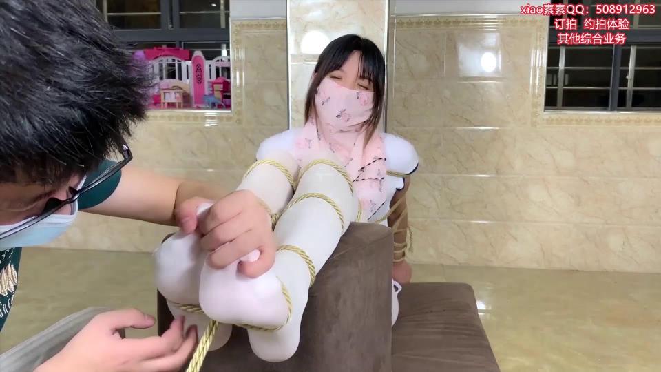 xiao素素：（2020524）xiao白丝水分运动服TK系列！叫得太大声，被房东打电话了！ 上集！  xiao素素QQ：508912963  <br>        老虎凳的绑法然后脚垫高，据我所知这样的方法脚垫砖头三块人就会有点受不了。因为条件受限没有砖头不过有一个小方凳这个小方凳目测有<br>6块砖头那么高，而且比较好的事还可以和脚固定在一起固定好的绳子接连这脚大腿的绳子这样一挣扎整只腿就会受牵引，这个挺不错的！<br>回归正题，既然标题是TK系列，当然就免不了玩TK，因为上次一玩，xiao素素怕痒是有目共睹的，所以开捞，让人没想到的是xiao素素怕痒的<br>特点实在是太强烈了，叫声太大声，以至于房东直接打电话说让小声一些，这 这    下次见房东要怎么解释！<br>                 最后感谢大家的支持，也感谢大家的理解！ 虽然咱是“新工作室”继续努力吧                           <br>        <br>             表情真实挣扎，真实的使劲！<br>                                      <br>解压密码：xss123<br>订拍-约拍体验-综合业务    xiao素素QQ：508912963        