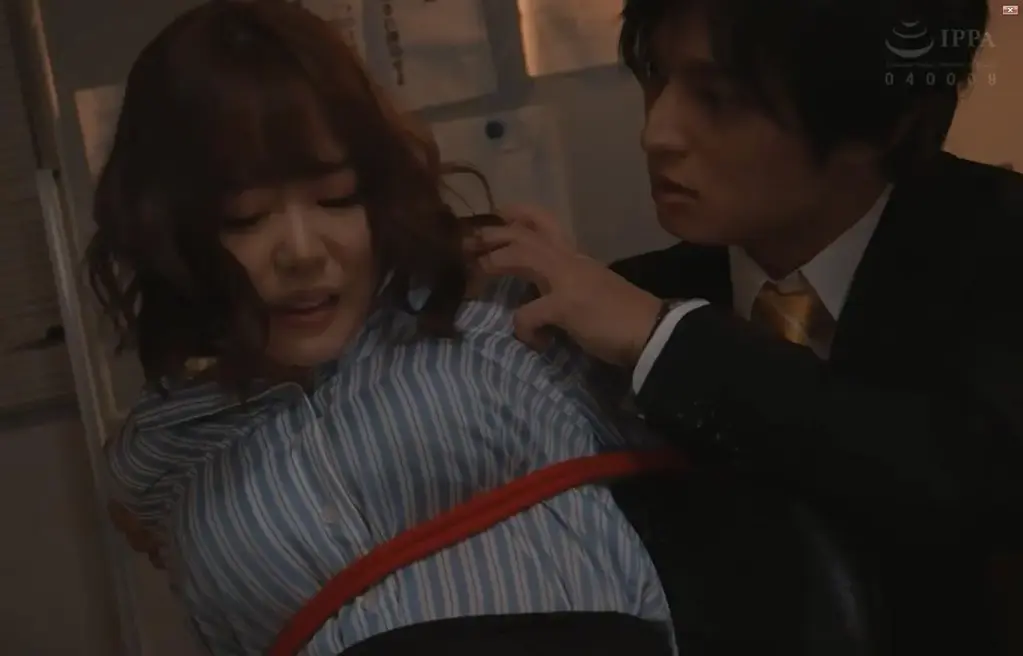 仕事ができない部下にムリヤリ襲われ堕ちた人妻… 浜崎真緒 标题 仕事ができない部下にムリヤリ襲われ堕ちた人妻… 浜崎真緒<br><span style='color:#b0b0b0;'>[隐藏文字，购买后可见]</span><br>監督	–<br>メーカー	TMA<br>レーベル	軟派黙示録<br>発売日	2020-05-22<br>剧情 男主追求美丽的白领同事，多次未果后，将其绑架并各种捆绑调教。希望大家喜欢