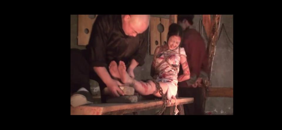 怀旧影苑 小言 烈女英魂 出品：怀旧影苑<br>片名：烈女英魂<br>主演：小言<br>这个视频主要讲的是英雄女烈小言被敌人抓住后遭到了非人的折磨 鞭打 踮起脚尖 老虎凳 捆绑 悬吊 虐足 绑在柱子上用鞭子抽，被迫器刑具三角木马，非常的疼 脚上还挂上两块石头