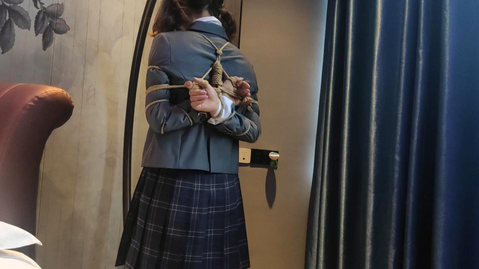 -《萝莉初体验》-《定拍》第四集-十几岁的小女孩身穿传统一整套JK制服校服高跟鞋+五花紧缚+捆大拇指+上身吊绑放置+跪缚放置+掀起裙子+股绳+眼罩开口器+黑丝袜+吊篮八字开腿捆+[不可  