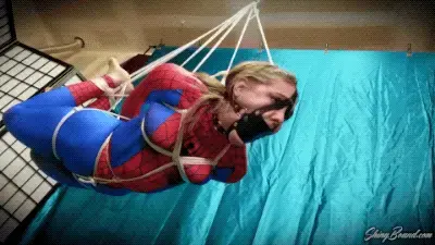 Sadie Holmes.. Spidergirl Suspended and Struggling 性感Spidergirl由未知小人捕获并在捆绑他的隐藏的巢穴。她在乞求放开时逐渐被绑住。最终，她被吊销了她的头巾，并揭开了她的秘密身份！紧绷的绳子咬入她的服装，并挖入her部。为了让她保持安静而加了一个插科打and，她摸索着，在他出门恐吓这座城市时无助地在那儿摇摆！<br>Sexy Spidergirl is captured by an unknown villain and tied up in his hidden lair. She is progressively tied while begging to be let go. Finally, she is suspended and her hood is removed, revealing her secret identity! The tight ropes bite into her costume and dig into her crotch. A gag is added to keep her quiet and she is groped and left swinging there helplessly while he goes out to terrorize the city!<span style='color:#b0b0b0;'>[隐藏文字，购买后可见]</span>
