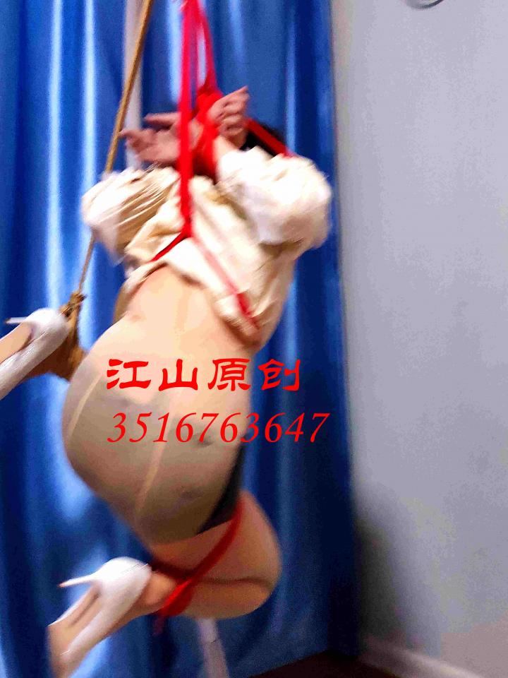 江山原创：人妻小雏初吊，锥心刺骨的痛 人妻小雏初吊，锥心刺骨的痛，这个痛，是小雏挣扎太厉害，也是第一次吊，小孩子比较害怕，使得过程比较挣扎，导致吊缚的效果从美观到了严厉，甚至是到了凌厉的程度，由此而引发了锥心刺骨的痛。这个痛本是可以避免的。发这个视频的时候江山有考虑是否合适发，有可能会被做为反面教材……但是还发出来的原因，就是喜欢模特和缚者共勉吧。说回来，小雏的耐力真不是盖的江山，坐标安徽阜阳，交流QQ3516763647，也可以加微信聊聊业务。招聘绳模，有意者速来。<br>定拍约拍尺度范围如往期视频，不果不漏，有部分人想玩*****，就请莫打扰<br>小雏，坐标安徽阜阳，可以约拍约绑，模特不外出，只在本地玩绳。