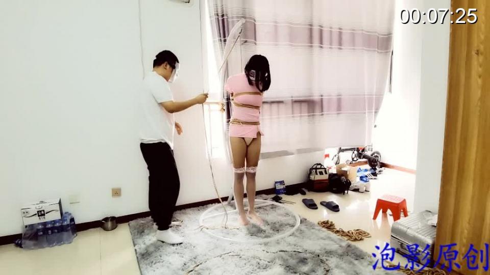 关于吊缚的第二集压迫身体吊缚高跟鞋绑到求饶  泡影工作室 （柔粉樱）关于吊缚的第二集：上一集是全身吊，这会吊的很也很厉害，压迫身子像下面倒长达五十分钟的吊缚视频，最后被绑的求饶了。。。但求饶还没什么用，还被堵住嘴巴=-=。。。呜呜叫个不停，还要被震动玩具震动，我喜欢绳艺，被绑起来安全感，那种动不了的感觉很爽，我感觉我这辈子都只是一个一直被绑的M了。。。<br><br>本工作室接受定拍，约拍，约拍最好是京津翼，接受绳艺服装道具赠送的东西，招聘，伪娘，女模特，
