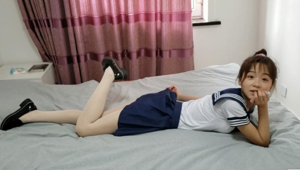 被“洗脑”的萝莉莹莹《统一解压密码ywqs”》 片长35分钟，1080p全高清拍摄。故事大致讲述了一个女孩走错房间，刚要出去的时候被男主利用巫术催眠洗脑以后做的一些“不见光的勾当”.....全片无捆绑，非喜误下！剧本简单如下：1、镜头要集中拍拍女孩子全身和下半身！！算丝袜腿控，比较喜欢看腿，催眠控制的时候，如果是拍全景，摄影小哥镜头要从一边到另一边慢慢走动，可以对女孩子全身特写。其他时刻最好女孩子的脸和腿都出镜！<br>希望女孩子和摄影小哥卖力点丫！<br>2、要求：女孩打扮萌妹可爱风！要全程笑着脸！很高兴服从那种！被催眠的时候一直要看着催眠图像，不能闭眼！！ 被催眠的时候可以惊讶，眼睛微张，嘴微张！也可以微笑，很享受，不能脸很自然地被催眠。<br>“是主人，遵命主人，我（或者是莹莹）听从您的命令，谢谢主人”要多说，说的时候可以点一下头表示服从~。站的时候可以考虑内八字。全程超短裙超短裤丝袜小皮鞋，小皮鞋尽量不要脱，多摆摆腿，比如坐在主人腿上，腿上下摇，千万不要长裤长裙拖鞋也不要露脚。<br><br>3、要求：喜欢催眠控制洗脑的过程，尽量逼真一点，要有脸部感情的变化，从一开始的不屑（第二，三次表现为抗拒/恐惧，需要男拉着催眠洗脑）到晕乎转向再到露出笑容！<br><br>催眠洗脑系列还算是比较考验演技的，加油！<br><br>A.  一开始，女生（过膝黑丝，到大腿附近那种最好，小短裙小皮鞋，上身水手服或者其他可爱风）敲门<br>男打开门，女生说不好意思走错了，扭头出门了（背对男）<br>男拿出遥控器说：想跑？ 对女生点了下洗脑控制器（遥控器）<br>女生嗲叫：啊啊啊啊啊~  （背对男主）（洗脑过程全身抖动，内八字，要拍到女生被控制的过程）<br>洗脑成功后，女生转身，非常高兴地面对男：“洗脑成功啦主人~请尽管吩咐我~~（虽然有点尬，但是还是请演得逼真！）”然后抱住男，男问：我可以拉你的手吗？女生：当然可以啦主人~  （女生后面除了清醒的时候全程高兴脸，笑容脸，千万别不高兴）<br>男拉着女生到沙发旁 ：主人说什么都要听哦！女：“嗯！主人说的话我一定照办！（笑着说）”“ 男：“可以亲主人一下吗” 女：“遵命主人~（脸对着男，不一定要真亲，但是要贴着）”男：“让我摸你身子”女：“遵命主人！请尽管摸~我的身体就是您的！”然后对着主人撒娇，期间可以说你真好看~谢谢主人/主人喜欢吗？嗯~很喜欢。<br>后面依靠在男的身上，然后突然清醒过来，边退边说：“你干嘛！别碰我！”（然后男掏出手机催眠图片对着女生脸，女生看着，先看20秒，然后慢慢开始摇头晃脑，表现出正在被催眠洗脑的样子，然后慢慢露出笑容，内八字，如果女孩会斗鸡眼的话可以做做，超可爱）<br>然后双手非常乖巧的放在裙子前面：很开心的说：“你好！主人！莹莹被催眠啦，有什么吩咐！我听您的命令！” 男：你去换个衣服再出来吧！ 女：遵命主人！<br>然后换套过膝白丝袜，换条超短裤，衣服随意。说：“主人，满意嘛~” 男：很满意！ 女:谢谢主人！  然后跑到床上：“我帮主人揉揉肩”  男：嗯~，你做的挺好~  女：谢谢主人~我只听主人的~~ 男：你在床上做点挑逗姿势给我看  女：遵命主人！然后在床上摆出很多性感的姿势，对话要有。<br>过了会，突然清醒过来女：“啊？我在干嘛?”然后赶紧想走，被男生拉住手，强行走到她前面去把催眠图像给她看，她一开始很抗拒不想看，后来还是慢慢看着，然后摇头晃脑被催眠洗脑。<br>催眠成功后很高兴的说“主人~~请吩咐我~~”  然后男跟她说：你去再换一身衣服来见我。 女：“遵命主人~~“ 然后换上其他丝袜（哪个好看哪个来，不重复就行）换好后到床上上乖巧坐在主人腿上，然后男说你给我摆摆姿势跳跳舞吧，女：遵命，主人！然后到他面前扭扭身体啊，再摆出很多性感挑逗的姿势~比如么么哒~爱你哟，比心~这种都可以（一次在床上，一次在面前）你真可爱  主人喜欢就好~这种对话来个2，3次，然后上床用丝袜足帮主人揉揉~（揉一会儿就行，1-2分钟）<br>（不知道时间还有没有剩的了，如果有）再清醒过来，然后想跑被洗脑控制器定住，然后男拿着手机再催眠一次说：“力度还不够啊？”，女生哭泣着，嘴里一直是放过我吧之类，然后又是同样的流程，然后笑着说：“遵命主人~”后面就换换装吧，再换次丝袜裙子跟主人撒娇，男摸摸腿啥的。<br><br>参考情节：（看情况，有时间就穿插，情节时间不要长）<br>1、坐在主人腿上，注意要拍到丝袜腿，主人让她打电话给男朋友，喂~小X，我们分手吧，我现在是主人的人啦，我只听主人的话，然后挂。<br>     2、中间可以有次小清醒，但不是完全清醒那种，就属于那种跳舞有点点没那么热情了，洗脑效果减弱，然后手机打开手电筒照一下，或者让她看下催眠图像，立马又乖巧起来（这个催眠时间不用长，10秒即可）<br>     3、中间有次清醒的时候可以附带想反击男的，然后拳头/腿挥打的时候被掏出催眠图片照到，拳头停滞在空中，然后慢慢放下称：主人，我听你的命令~<br>     <br>注意此部不用绳艺不用sm不用拴住不用打人不用斩首！全程非常听主人话，主人也不打她不骂她！催眠洗脑和服从的过程比较重要，女生比较吃演技！加油！》本片为一往情深绳艺工作室定拍作品，版权所有，定拍咨询qq1002871968 客服qq906267332 欢迎定拍咨询交流。“网盘文件为压缩包，统一解压密码ywqs”<br>