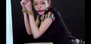 丽柜ligui 《紧缚丽莲》之兔子。 丽柜ligui 《紧缚丽莲》之兔子。<br>丽柜ligui工作室视频。<br>编码：HD409<br>模特：兔子<br>系列：紧缚丽莲系列<br>空姐制服美女被麻绳吊起来，丝袜勒嘴。在皮沙发上挣扎。