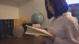 潜入绑架 漂亮小姐姐躺在沙发上看书时被悄悄潜入的盗窃小伙绑架，<br>为了避免被发现，拖着小姐姐到处躲<br>喜欢的请评论，加关注HY桃小咖，<br>视频持续更新