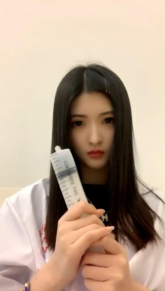 【娜娜主】剧情美人医师调教病入膏肓的患者 艾采原创 【娜娜主】<br>剧情片:男患者遇到了变态漂亮的女医师<br>不知不觉的就进入状态跪在了女医师的美腿之下