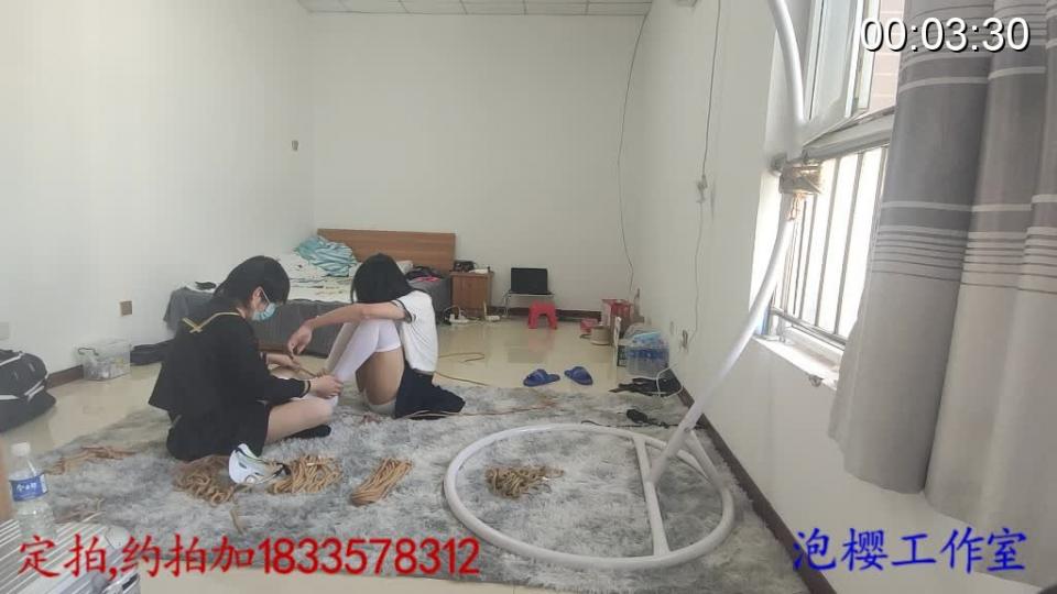 总算开始了伪百合系列,喜欢的可以持续关注哦  泡樱工作室 主演:粉樱酱,小西酱<br>伪百合系列：哇，我终于实现了我的梦想，双人伪百合系列，之前看过欧美的有两个姐姐互相绑看谁先把对方绑起来，这次我们模仿她们玩了一次，伪百合真香呀，看我这次把姐姐绑起来了....其实是她让着我的....但是我还是把姐姐绑起来了=-=,绑人的感觉也不错=-= （伪百合也叫里百合，就是两个都是可爱的男孩子）<br><br>本工作室接受定拍，约拍，约拍最好是京津翼，接受绳艺服装道具赠送的东西，招聘，伪娘，女模特，