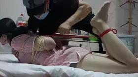 小雏旗袍口球+电极片+后手观音+极限驷马下集  小雏旗袍口球 电极片 后手观音 极限驷马下集来了，上集是后手直臂，本集是后手观音，视频拍的太多，有时候写简介有点混乱，实在不好意思。但是电极片和口球和极限，这几方面都对得住大家。<br>本集是后手观音，小雏当场落泪，开始抽泣的时候江山还以为小雏是开玩笑，结果后来哭的凶了才发现是真哭了。应该是又吊又直臂，胳膊太疼，加上后手观音的极限拉紧，确实身体吃不消就哭了。这是第一次表现的实在支撑不住了的小雏，本集对话比较多，讲述她难受呀，要解开啊，手臂受不了了呀，反正在从事绳艺之后的第一次这么多话，像是变了个人。<br>    江山，坐标安徽，企鹅号3516763647，省内及周边地区寻找合作的女同好一起交流，希望是真爱绳艺或者束缚的朋友。视频要下载之后解压，切莫在线直接解压