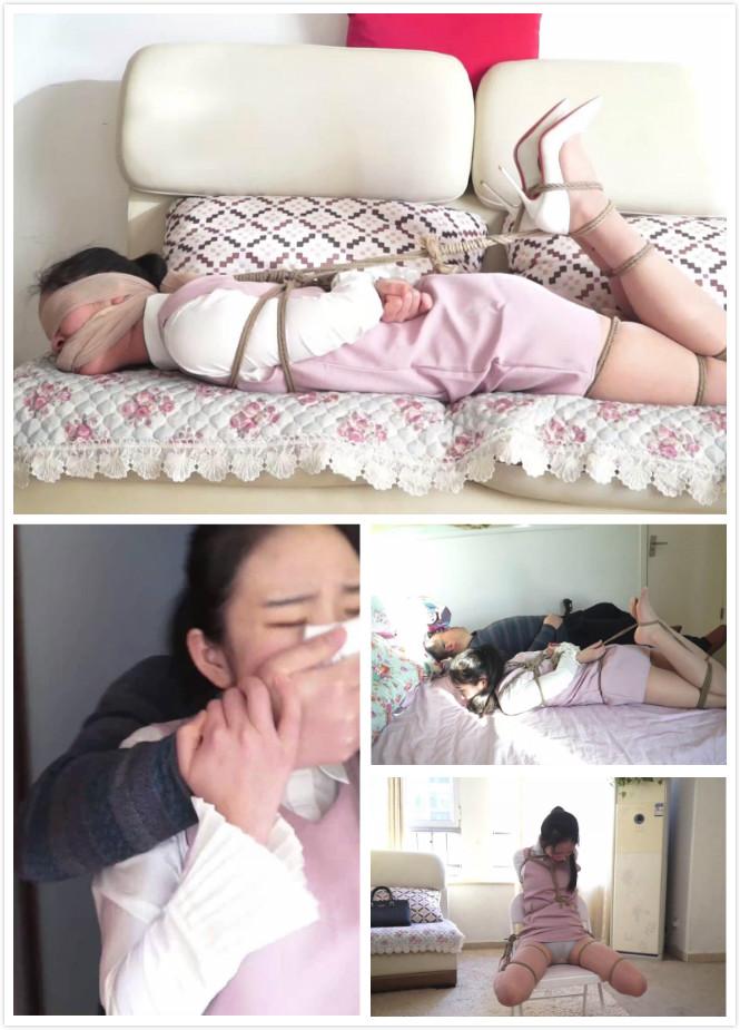 逍遥订制 绑架邻家女孩 全集发售 故事简介：静文是某大学学生，家住该市某高级公寓。老王是静文的邻居。是一个爱慕静文的重度爱好**的大叔。近日，老王开始策划一场绑架**静文的闹剧。他调查静文的生活规律，发现今天最近一周静文家中无人，并且静文将在晚上六点钟左右回家。于是，老王开始准备好需要的道具，开启了接下来的故事。<br>本片全长38分钟，大小1G<br>晚上六点，老王在静文的家门口等待着静文。不一会，经文如期到达，毫无察觉的静文打开了房门。老王一个健步冲了上去。用带有**的毛巾堵住静文的嘴。挟持静文进入房间。并带上了门。<br>老王将静文彻底迷晕放到沙发上。看着眼前这个美女。心里乐开了花<br><br>老王开始拿出绳子开始捆绑静文。论捆绑技术，这个千年老屌丝绝对是高手中的高手。不一会，静文就被绑的一动不能动<br>不一会，静文醒了，开始剧烈的挣扎。<br>老王说：我是隔壁的王叔叔。喜欢这个，你就陪我玩会吧。<br>静文更加剧烈的挣扎以表示反对。<br>老王说：既然这样你就来这里自己呆一天吧，明天我在来问你。说着老王便离开了。<br>老王离开后，静文剧烈的挣扎。但却根本无法挣扎开。<br>第二天，老王来了，问静文想的怎么样了，<br>解开了眼上和嘴上的丝袜。<br>静文哭着说：王叔叔，我要喝水。<br>老王说到：那你愿意和我玩了。静文委屈地点了点头。<br>老王拿出水喂给静文喝。<br>男人把静文捆绑好了，静文尝试了一下，不能动弹。<br>男人也有一些疲惫。便抱着静文就睡着了<br>老王睡着后，静文开始疯狂挣扎，并挣扎开腿部的绳子。<br>在静文下床准备打开门离开时，声音吵醒了老王。<br>老王非常愤怒<br>老王决定要惩罚一下静文，于是把静文带到椅子上。准备把他绑到椅子上<br>静文表现地很害怕<br>老王过来看到静文哭泣，很可怜<br>自己内心也有了一些的悔改<br>便把静文给解开。让静文去报警吧<br>自己一个人离开了房间