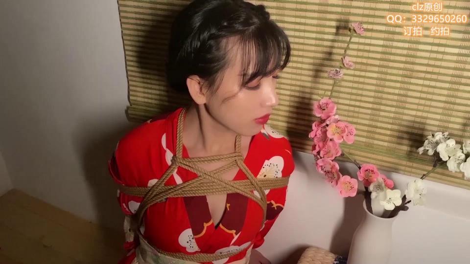 【clz原创】：《20.06.05灵粒》唯美风，灵粒日式风和服 捆绑写真花絮！购买后截图赠送几张照片 联系方式：主3329650260    副2703302672  2830734042  2042007538   <br>                 绳师：一叶知秋    摄影  束缚阁（几位大神）   花絮录像：小助理<br>灵粒 日式和服唯美风格，其实后期也不想弄这个风格，只是这次的内容是以 摄影为主 灯光 明暗不定，因为摄影有好几个所以很多很好的角度为了留住<br>后期只能依靠 色度风格 来弥补灯光的不足，和裁剪缩放来弥补 摄影入镜和穿帮的画面！ 所以 虽说是唯美主题，更不如诚实的说 很多的不足！不过风格的确是唯美风格这个没错的！ 此次和秋总见面也谈及了许多我们这个圈子的是是非非，很多感触也明白了 很多， 还是那句话 无论别人怎么说怎么看，做好自己！<br>          盗版的问题是规避不了了，能尽力去做的就是 在自己还能坚持的时间内多拍出一些好的作品，不要让以后留下遗憾，岁月不饶人！<br>                                         说了很多题外话，那么回归主题吧，此次是 接了广州的 几单约现实，顺路去和 束缚阁 合作拍摄，工作虽然很辛苦但是工作完闲暇之余我们喝了酒而且几个人还喝了挺多！ 他们人都很好。<br>       <br>                             重点： 照片还在束缚阁那边 后期制作这周会完成，   凡是购买了原创的 同好加我联系方式截图给我！到时照片可以免费赠送几张！<br>                                         最近baidu网盘和谐很严重，所以只有  压缩包链接，  不能在线解压 一定下好后再解压！<br>                                      <br>                                                    解压密码：    clz123<br>                         喜欢的可以加我任意一个QQ联系方式哦！ <br>                                         解压密码：clz123<br>                                     业务范围：专属订拍           一对一视频网调          全国飞现实体验           <br>                                 联系方式：主3329650260    副2703302672  2830734042  2042007538<br>影片时间：23分钟<br>影片大小：1.03g<br>售价：13