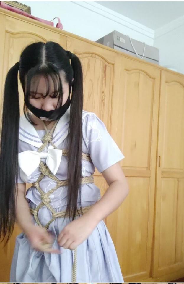 【冷酱自缚010】双马尾jk白丝冷少全身龟甲单手套自缚 下载后解压，解压密码leng 解压后改后缀为.mp4<br>冷少今天自缚龟甲啦。双股绳，腿也是龟甲奥。单手套挣扎。