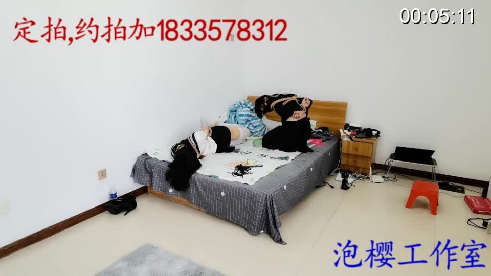 伪百合，闺蜜间的捆绑玩耍，不料进来坏人绑了双人=-= 泡樱工作室 主演:粉樱酱,小西酱<br>伪百合系列第二集，闺蜜之间的玩耍，小西酱整调教樱酱不料进来了坏人，樱酱说后面后面，小西酱以后樱酱开玩笑骗她没有理会，继续抽打着樱酱，当小西酱彻底被摁住的时候一切都晚了，这会小西酱和樱酱都被双双绑住，动弹不得，还被用口球堵住嘴巴，然后还有[不可描述]调教=-=，两只闺蜜就这样被坏人调教成奴隶=-=<br><br>本工作室接受定拍，约拍，约拍最好是京津翼，接受绳艺服装道具赠送的东西，招聘，女模特，