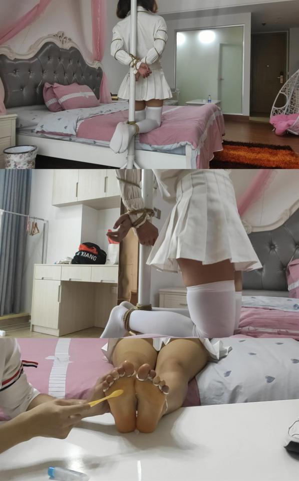 -《2020挠脚心惩罚》-第三集-妹子身穿类似网球服运动装打扮被绑着挠脚心+用牙刷刷脚底+挠大腿+挠腰等等  