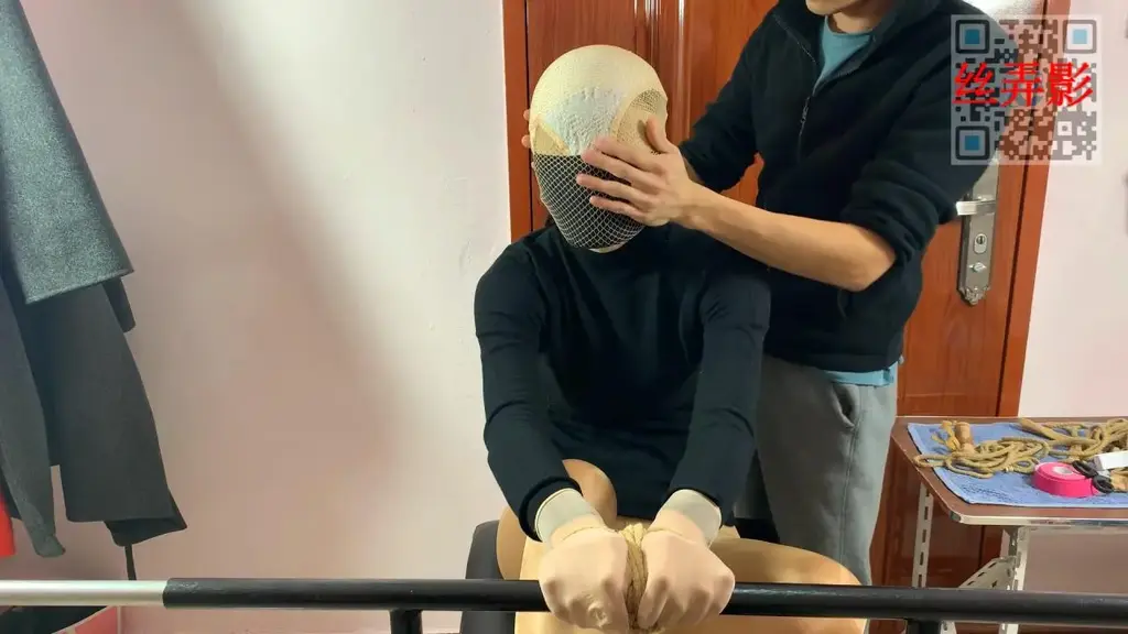 新道具调教之丝袜严密堵嘴 丝弄影系列，调教床固定堵嘴，套头，严密包裹道具震动，玻璃棒挑逗，视频请下载后解压观看，原创作品内部交流！