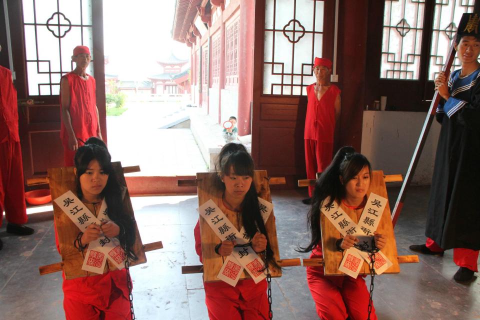 古装女囚片《迷案疑踪》  这是国内首部在寺院公开拍摄的一部古装女囚片，还是多女囚参演，剧情丰富精彩，大家不要错过，购买了绝对值得