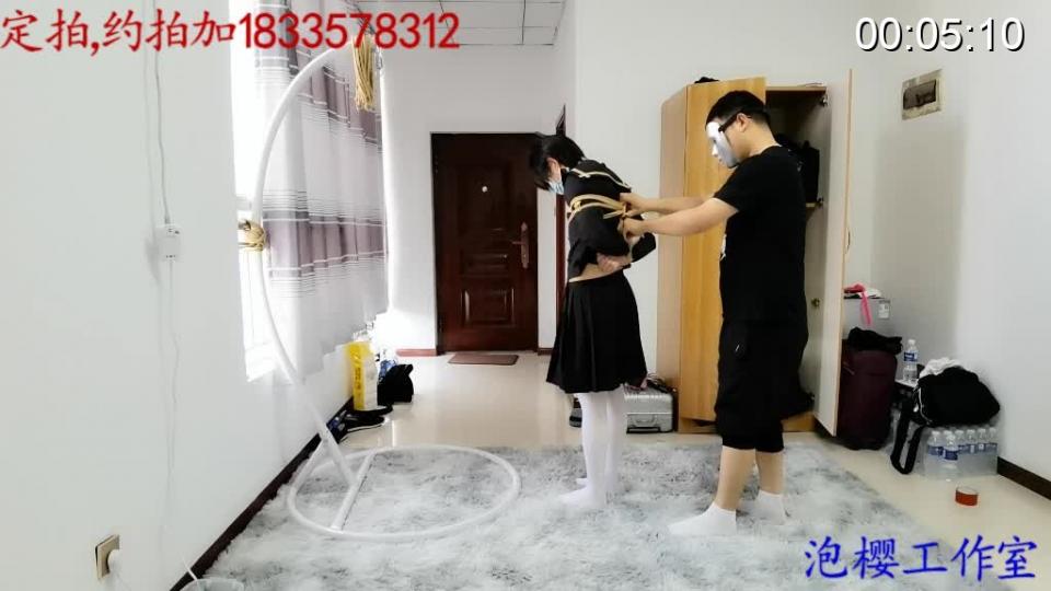 剧情向，伪百合闺蜜之间吵架，一方故人把另一方绑架，自己也惨遭被绑 泡樱工作室 主演:粉樱酱,小西酱<br>剧情向，这天樱酱想出去购物，不料小西酱很懒，不想动，然后樱酱生气，自己一个人走了，但樱酱很气，就雇人把小西绑架了，绑在家里之后，樱买完东西回家，发现了自己可爱的闺蜜被绑起来，就和小西摊牌说，叫你早起气我，现在被绑起来，舒服了吧，樱酱就开始调教小西，调教了一会之后，那个樱酱雇的人又回来了，说要不让雇主也体验体验，樱酱不敌那个绑匪，也被绑起来，造到了狠狠的紧缚，被狠狠的捆绑调教，最终两个闺蜜都被绑架，被调教成奴=-=<br><br>本工作室接受定拍，约拍，约拍最好是京津翼，接受绳艺服装道具赠送的东西，招聘，女模特，