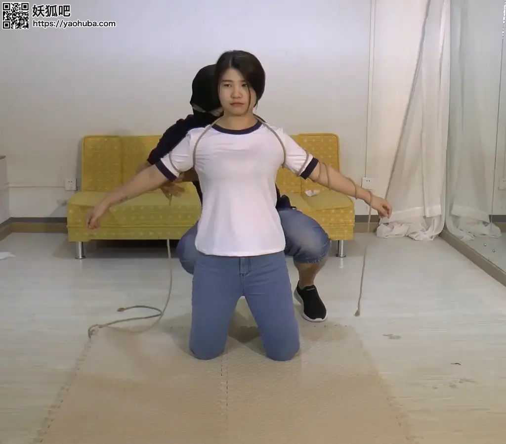两个小模特试镜拍摄，五花，反铐，押解，打屁股等 两个小模特试镜拍摄，五花，反铐，押解，打屁股。<br>紧身牛仔裤，休闲紧身裤，映衬出模特的肉感。看着很舒服。