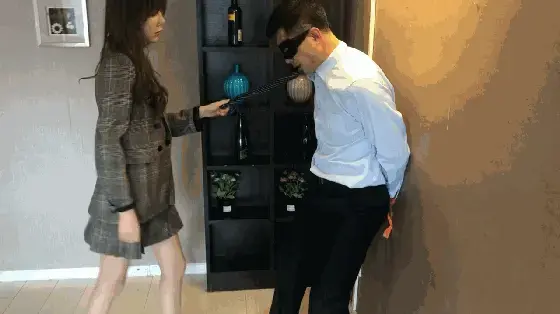 〖碎蛋娇娃〗美女家教的惩戒 艾采原创 〖碎蛋娇娃〗 图片已经重新上传<br>本片由海外回归女神忱忱最新作品，忱忱扮演的是一名女家庭教师，被猥琐男雇佣来到家中说是给自己儿子上课，结果变态男人根本就是以此为幌子意图侵犯女教师，不料被忱忱发现之后狠狠的教训了一通，不光蛋蛋被踢废，还被忱忱全体重踩在脚下，被迫闻了丝袜脚。最后忱女神潇洒离去。