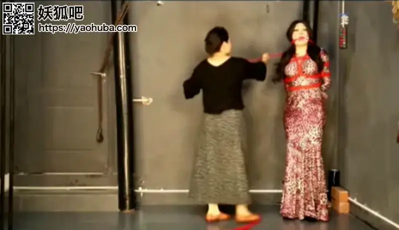 经典反串摄影-美女奴隶是怎样炼成的 经典反串摄影-美女奴隶是怎样炼成的<br>创作：经典反串摄影作品<br>描述：变装美女女仆人犯错，逃跑被捉回强制当奴隶还债，喜欢的千万不要错过啊，大家支持一下