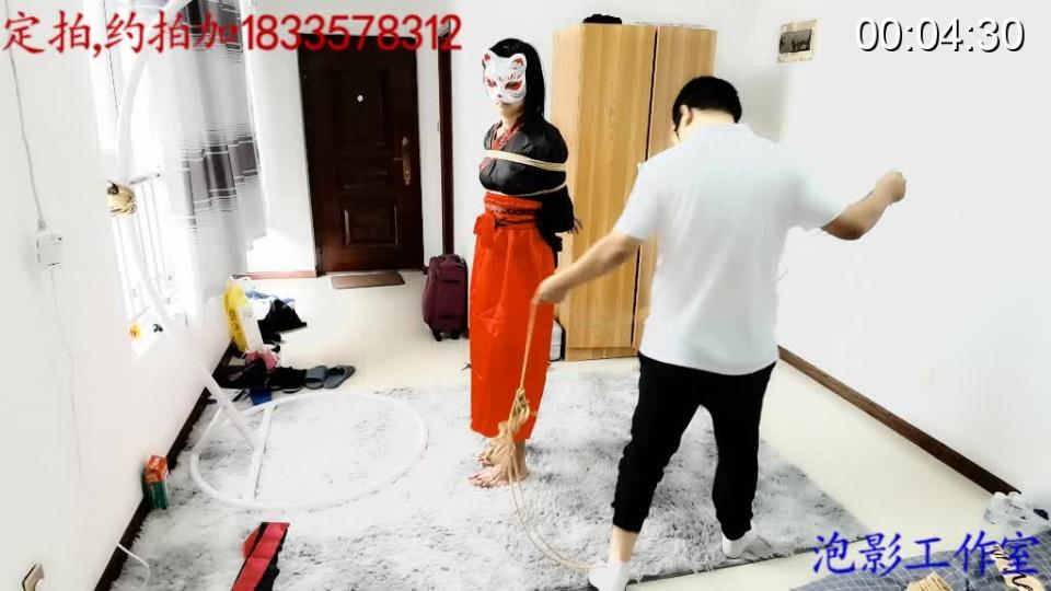 滴蜡系列，满腿都是蜡。汉服伪娘柔粉樱驷马强高 泡樱工作室 主演:粉樱酱,泡泡<br>粉樱穿着汉服，被泡泡夸赞，粉樱一被夸就不可阻止的被泡泡绑起来，但这次绑起来可是很不一样，粉樱还被蒙在鼓里，被蒙住眼睛堵住嘴巴之后，身体还被绑起来，就算对方想干什么都可以了。。。。这个时候泡泡就开始滴蜡。。。滴的满腿都是蜡，真的很烫，很刺激=-=。。。。<br><br>本工作室接受定拍，约拍，约拍最好是京津翼，接受绳艺服装道具赠送的东西，招聘，伪娘，女模特，
