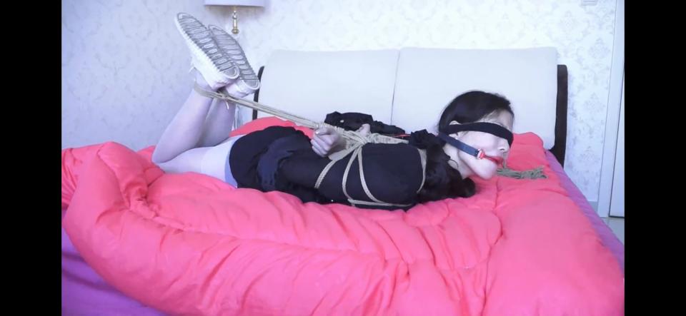 蹂躏美女的一天 白城出品<br>两个年轻小夫妻玩捆绑游戏女主被男子抱到床上美女穿着黑色的连衣裙丝袜小白鞋被驷马捆绑在床上还被带上了口球蒙上了眼睛只能自己无助的挣扎解开绳子。