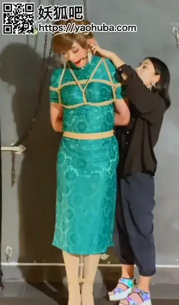 经典反串摄影-20190830雪琦体验紧缚 经典反串摄影-20190830雪琦体验紧缚<br>创作：经典反串摄影<br>描述;经典反串摄影-20190830雪琦体验紧缚,变装美女雪琦被娇小小美女各种造型捆绑束缚