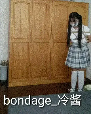 【冷少与贝娘】双马尾白丝JK冷酱，自缚小高手戴脚铐玩轮滑鞋 冷酱今天尝试在捆绑拘束状态下玩轮滑，穿上旱冰鞋后用绳子自缚上半身，在房间滑了几圈后给自己增加难度，戴上脚镣双手反绑在身后，尝试做一些单脚站立的花式动作。被捆绑状态下不小心失去平衡摔倒，肩膀摔在床垫上，不过问题不大，单人自缚考虑安全拘束程度有限，下次定拍轮滑视频会有人在旁边保护，可以尝试更多玩法。