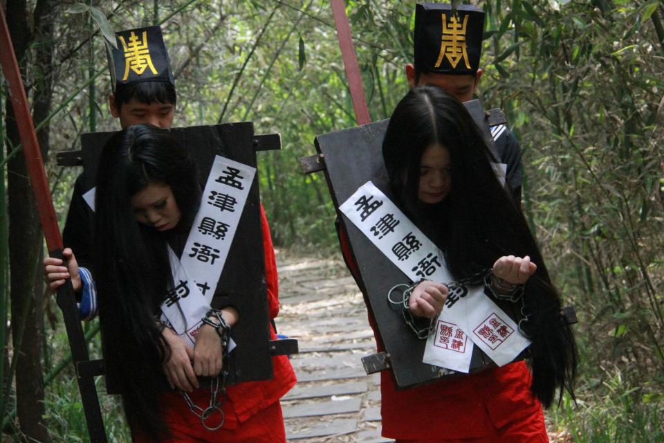 新女囚片  《金龟传》 这部片女主人主仆两人为了一个金龟引发出来人命案，县老爷收受贿赂被屈打成招，押解府城，秋后问斩，里面剧情丰富多彩，大家不要错过这部经典之作QQ461999667