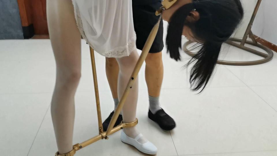 HD飞天原创:学生奴又犯溅过来啦，强制身穿护士装，玩捆绑还觉的不过瘾，把GANG拴直接搞到后庭里去，把超重项圈连到T型架上，只能痛苦地底着狗头艰难地挪动，gc痛苦并存，只能去犯骚去...... 学生奴又开始犯溅了，偷偷进了屋子，被主子发现，立即绑了起来，SP重击，棒棒手下决不留情，只能呻吟骚叫，在来点更刺激的，把骚货下面剪开，把栓栓直接搞进去，又把脖卡连到T型架上,被主子按住头向前艰难挪动,这就是犯贱犯骚的下场......<br>需要定拍、约拍的客户请加QQ272728243并且面向圈内长期招聘女M、女绳模