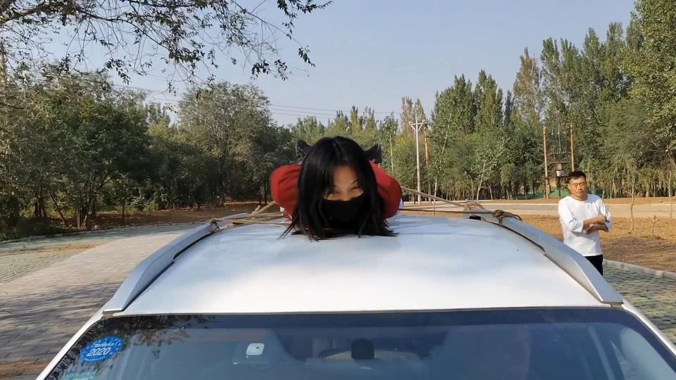 HD飞天原创：已补链，完整版，云儿户外挺尔走险，车顶驷马、大桥亮相、路人互动、公园跪立股绳、贞操带、全程遥控TD控制、疯狂刺激..... 解压密码:hdsy<br>今天云儿对主子说，上次户外玩的不刺激，想玩一下更刺激的，好，那就直接来，把遥控TD塞入，贞操带穿上，随后单手套，内裤塞嘴，全程遥控TD控制，想刺激上大桥， 与大桥车辆、行人共享吧，[此桥乃十大名桥]遥控不时操做一下，身子马上晃悠悠，好爽啊，路过小桥时，两个路过妇女说，这干吗呢，给她说云儿在练瑜珈，她们还是带着好奇的目光走开啦，继续把牵引绳系到项圈上，用车把她拖走，其实就是牵狗，继续把云儿固定车顶上，驷马紧缚，刚刚绑好，一个路过小车司机说，这是干吗，马上给他说，云儿是女M，他说不懂，随后又给他撒谎说，女M就是汉奸走狗间谍，这哥们表示同意，哈哈，又蒙了一个圈外人，初次和圈外人互动，好玩，最好玩的马上开始，把云儿拉到公园内，残酷项目即将开始，绳子上面固定好钢丝球，让其在坚硬的天然花岗岩上跪立行走，好难受，好刺激，只能呜呜啦......<br>定拍咨讯、约拍交流请加QQ272728243v信sy118156<br>